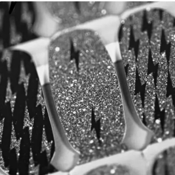 *Exclusive* Color Street: When Lightening Strikes | Silver Black Glitter Rock - Picture 11 of 13